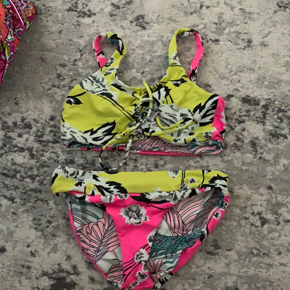 My favorite colors hardly worn it love the reversible side I loved it